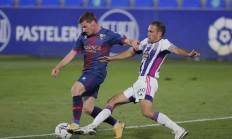 九游体育APP-包含斯托克城战平哈德斯菲尔德，难分胜负的词条