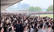 九游娱乐官方-场上冲锋陷阵，场下观众欢呼，掌声雷动的简单介绍