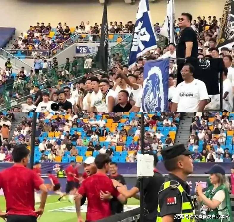 激烈竞技赛事引发球迷热议，场上精彩瞬间回顾