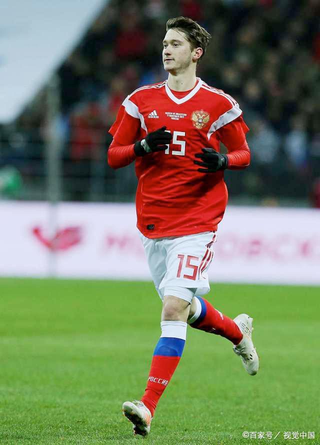 俄罗斯足球运动员宣布重返赛场，争夺金靴殊荣