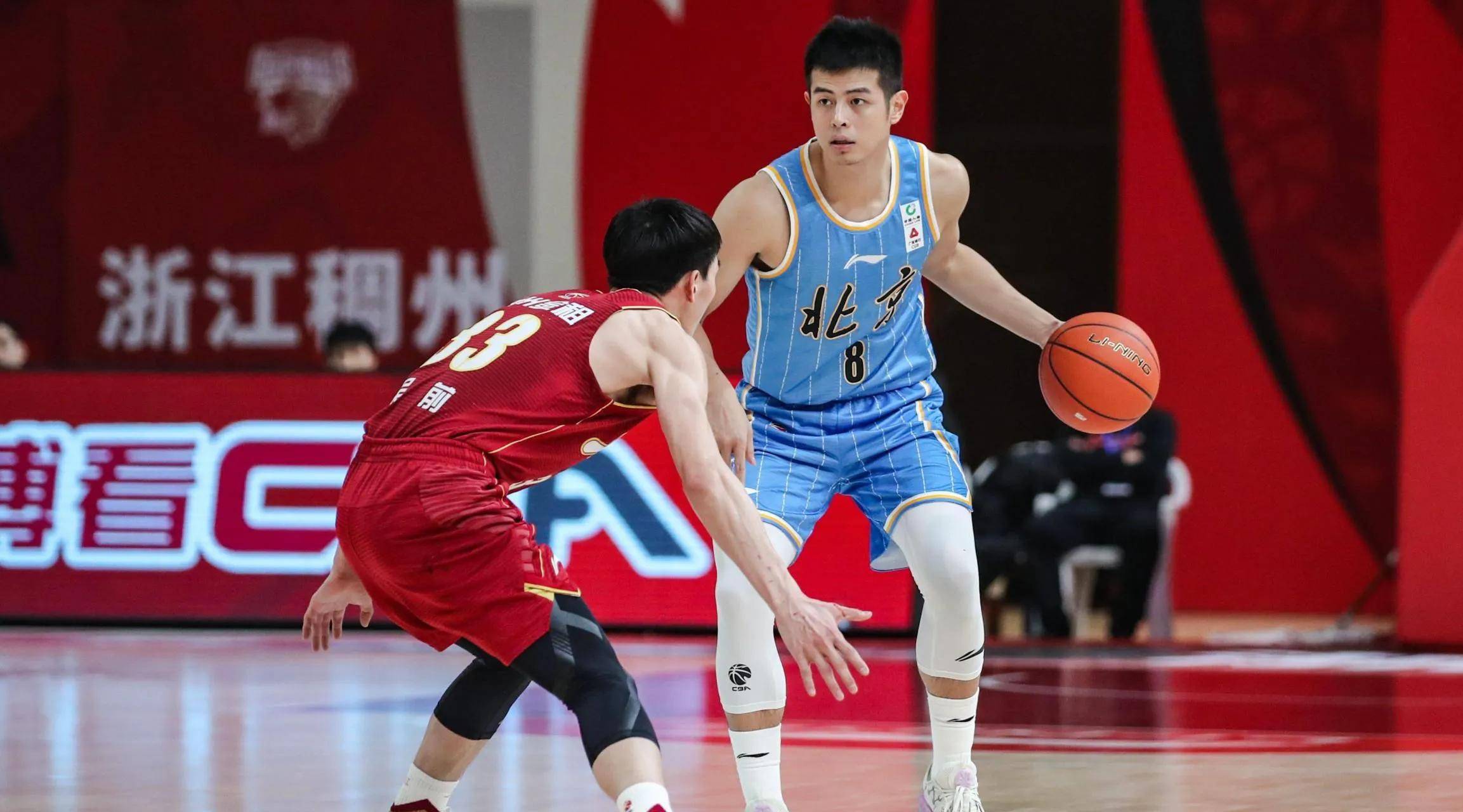 强队对决，篮球场上悬念重重