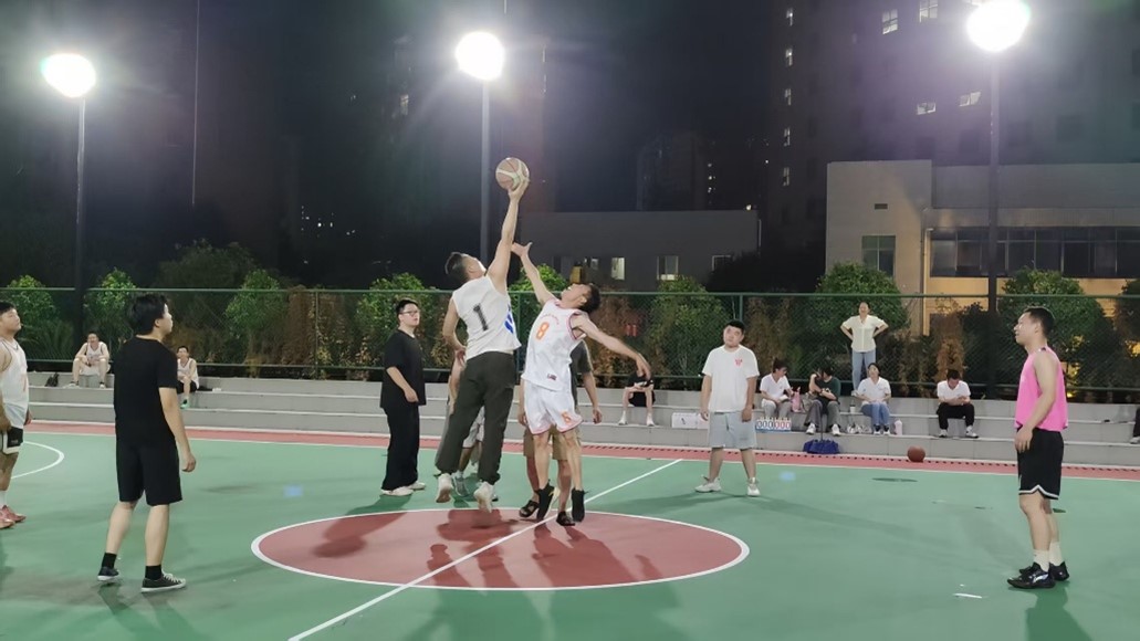 体育场上互相战胜，友谊与竞技并存