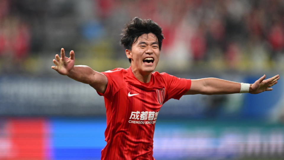 中超传奇球员发挥出色，助球队跻身前列
