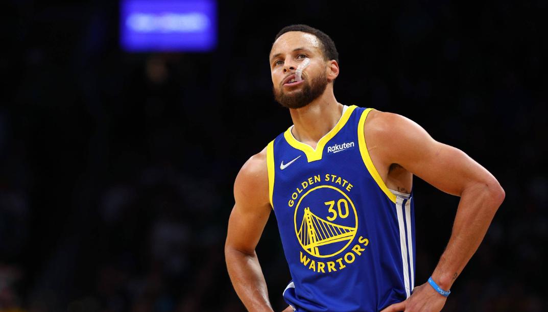 包含勇士队主场告捷，夺得赛季第一场胜利的词条