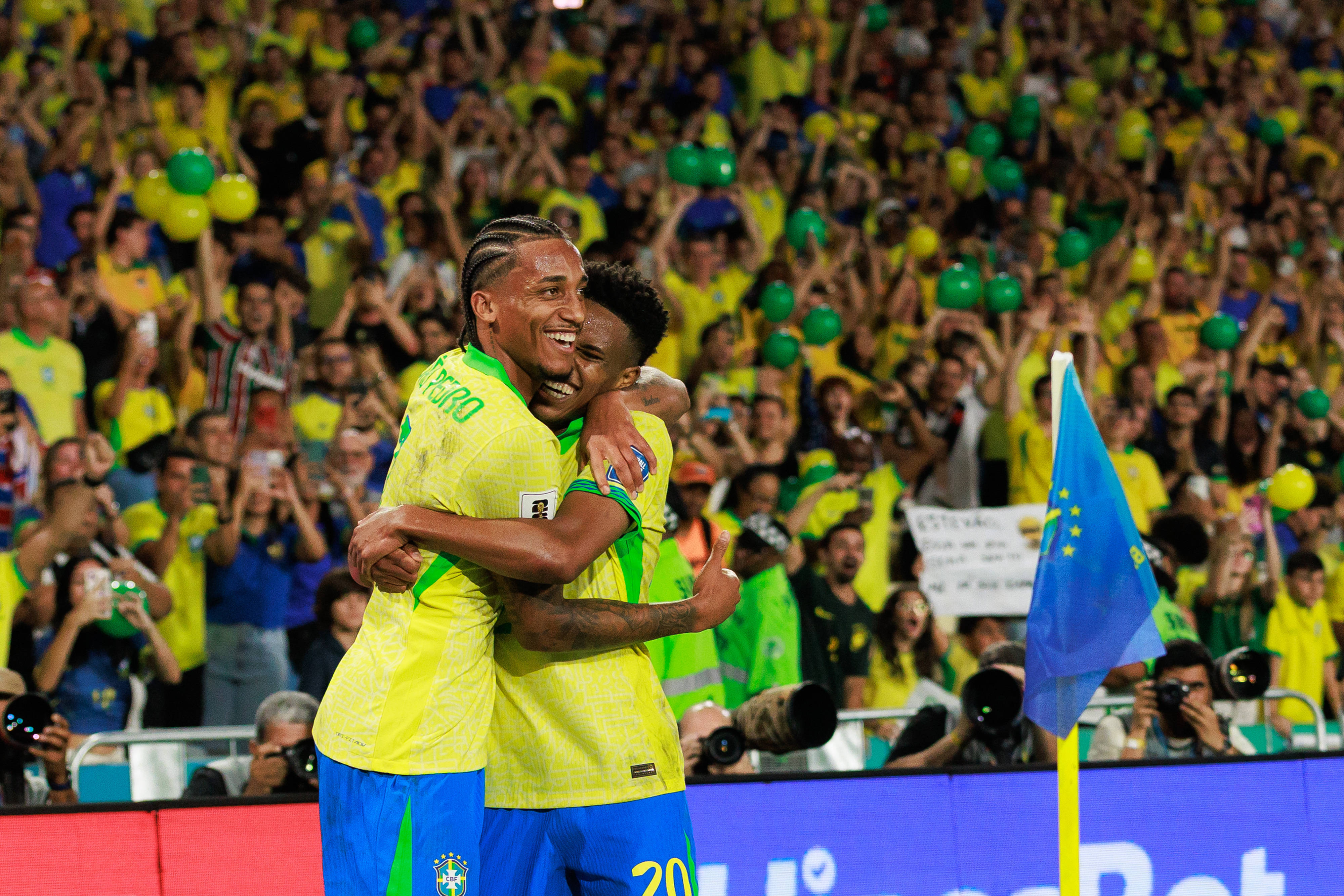 智利足球队与对手对决，最终获胜