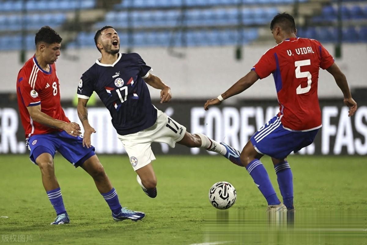 智利足球队与对手对决，最终获胜