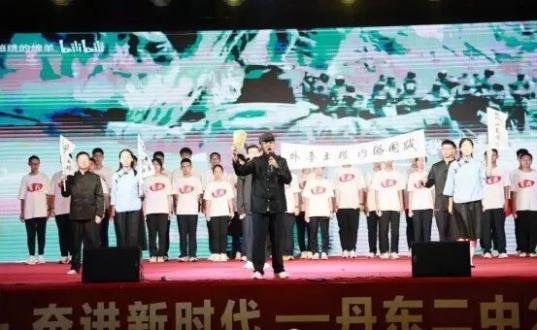 场上冲锋陷阵,场下观众欢呼,掌声雷动的简单介绍 场上冲锋陷阵,场下观众欢呼,掌声雷动的简单介绍