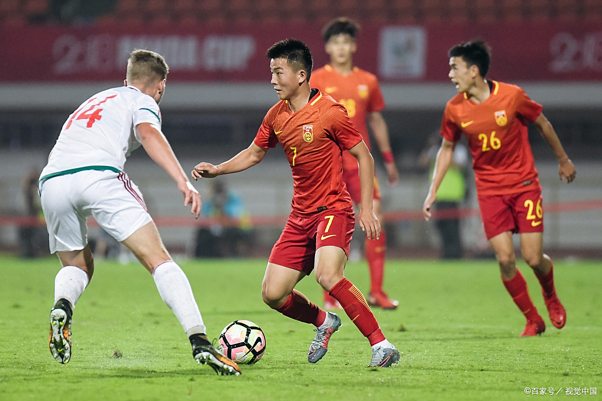 国内职业足球比赛现场揭示球员风采! 国内职业足球比赛现场揭示球员风采!