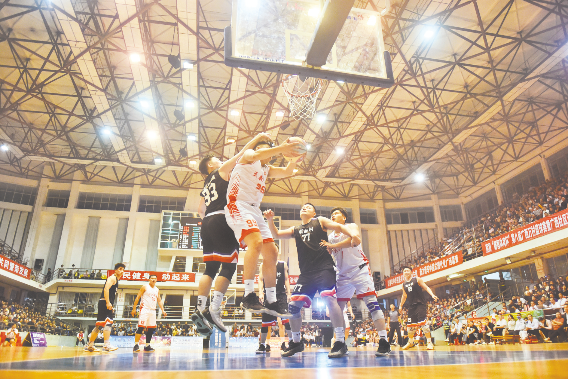 篮球比赛现场席卷全球，精彩不断的简单介绍