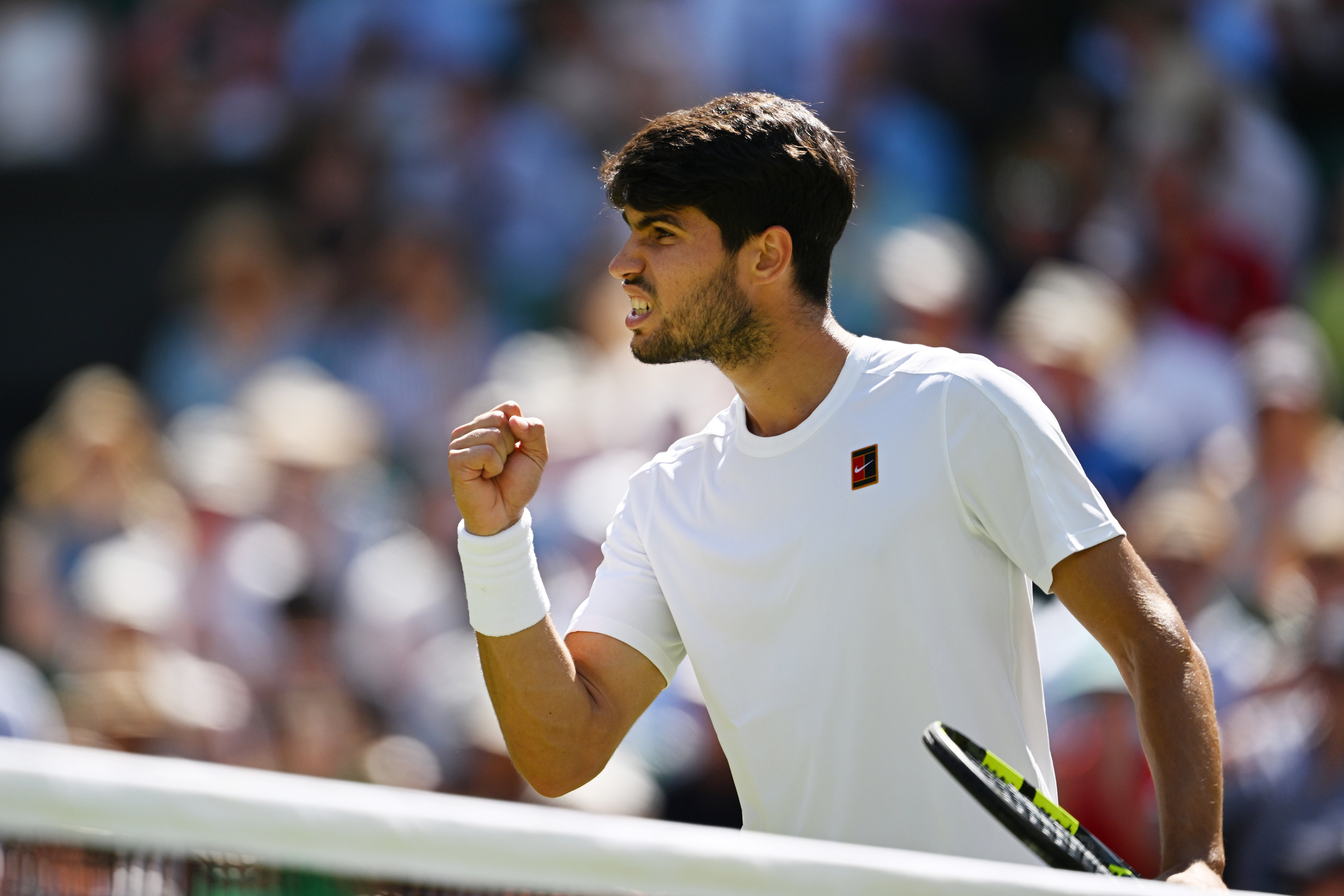 关于温网轻取拉沃尔杯，阿尔卡拉斯统治全场的信息